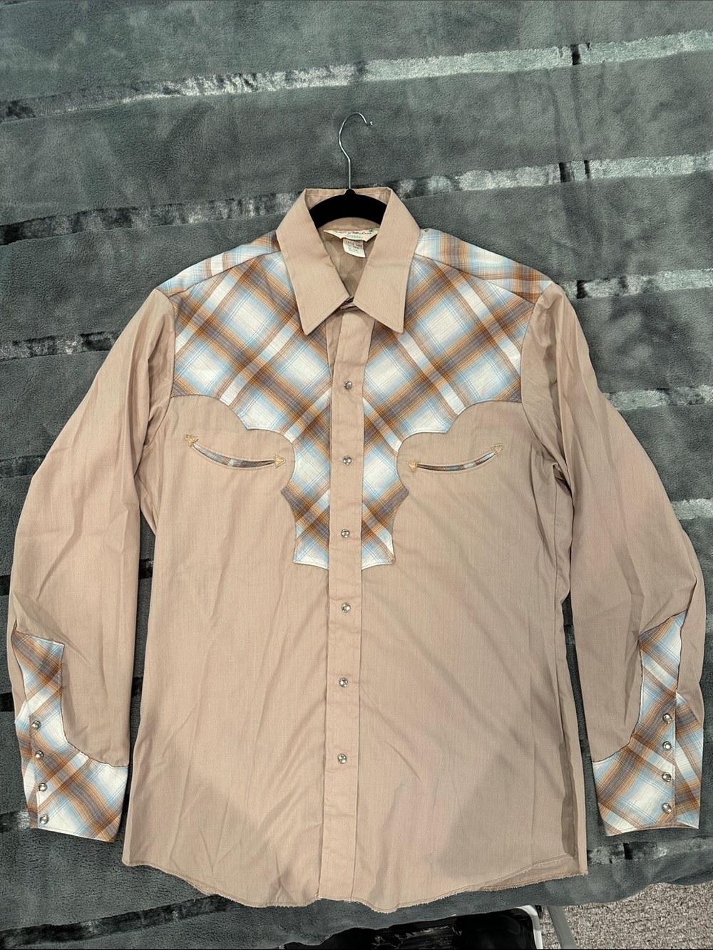 Vintage Larry Mahan Tan Shirt Blue Plaid Yoke & Cuffs, Smiley Pockets Snaps! M